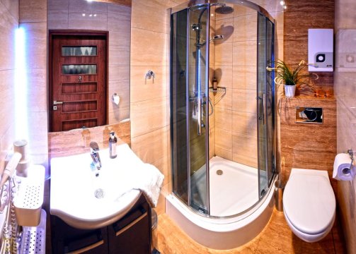 KR24C łazienka z prysznicem - Apartament Kościelisko Residence 24C Dolina Kościeliska. 9kmTermy Chochołowskie 