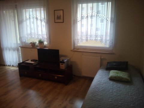 Apartamenty we Wrocławiu - Salon z telewizorem i balkonem - Apartamenty we Wrocławiu