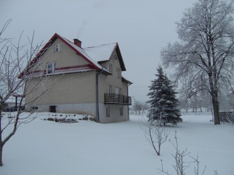 Dom z zewnatrz - zimą - Pokoje Gościnne nad Szelmentem