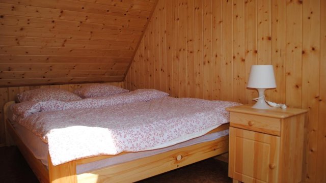 Sypialnia w domku pietrowymplac  - Domki Wczasowe OSKAR
