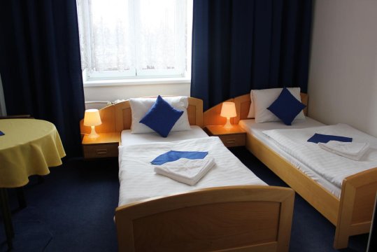 Mały pokój z dwoma pojedynczymi łóżkami - Hotel Cenral