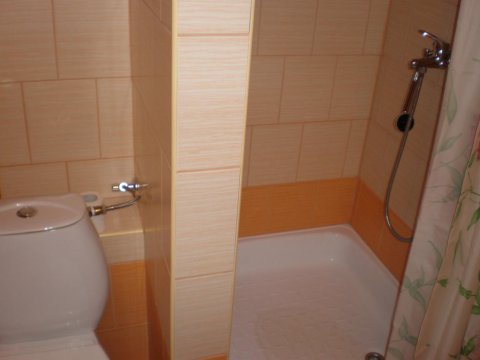 łazienki w pokojach - Dom nad jeziorem Łaśmiady | pokoje 3-osobowe 
