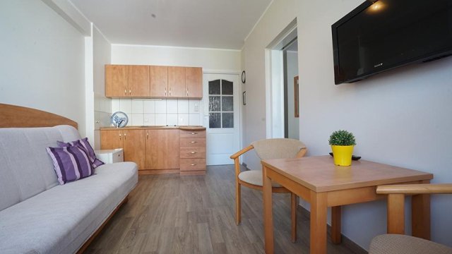 Apartament 4 osobowy - salon z aneksem kuchennym - Pokoje 50 m od plaży