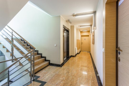 Apartamentowiec - klatka schodowa - Sopocka Rezydecja 500m plaża