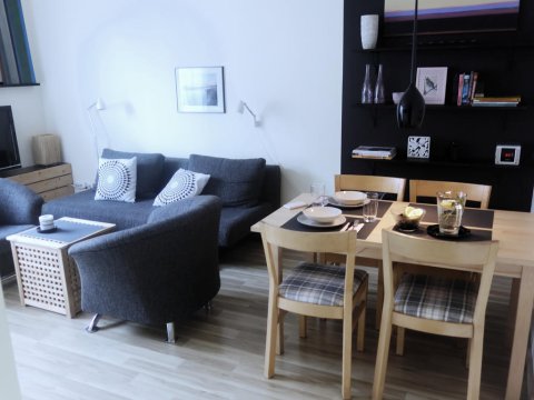 sofa i stół w pokoju dziennym - Apartament 4-osobowy 5-10 min. do plaży