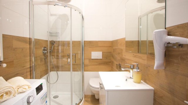 Łazienka z pralką automatyczną - Apartamenty Piasek i Woda 5 MIN DO PLAŻY