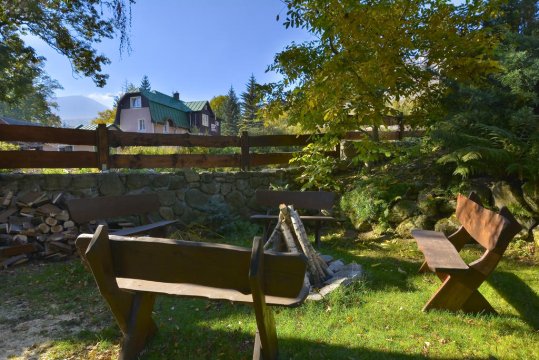 ogród - Willa Maya. Pokoje w centrum Karpacza. Duży ogród, parking, miejsce na grill