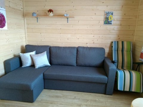 Salonik z kanapą do spania dla 2 osób -  Domki MakSyl - idealne dla rodzin, blisko morza