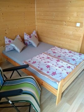 Sypialnia z łóżkiem małżeńskim -  Domki MakSyl - idealne dla rodzin, blisko morza