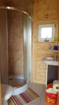 Łazienka z prysznicem -  Domki MakSyl - idealne dla rodzin, blisko morza