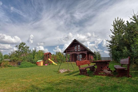 dom drewniany nad jeziorem, balia z gorącą wodą z jacuzzi, sauna, bilard