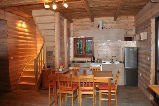 dom drewniany nad jeziorem, balia z gorącą wodą z jacuzzi, sauna, bilard