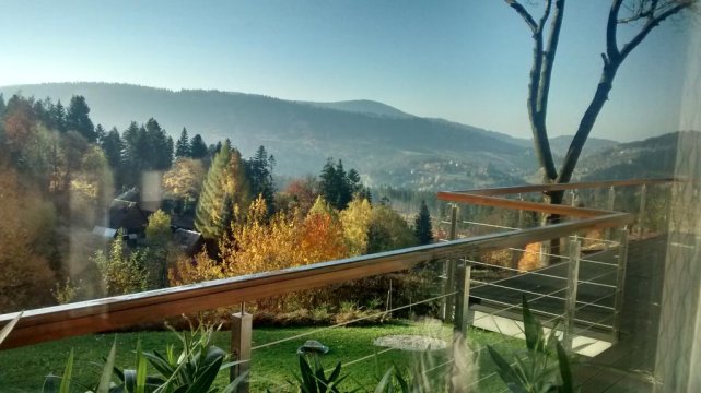 widok z tarasu jesienią - Komfortowy dom wakacyjny dla 8 osób z sauną, kominkiem i widokiem na góry