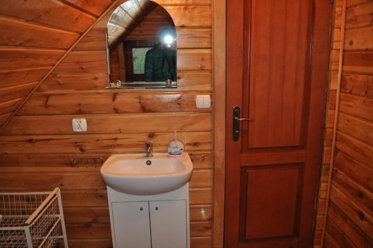 dom drewniany nad jeziorem, balia z gorącą wodą z jacuzzi, sauna, bilard