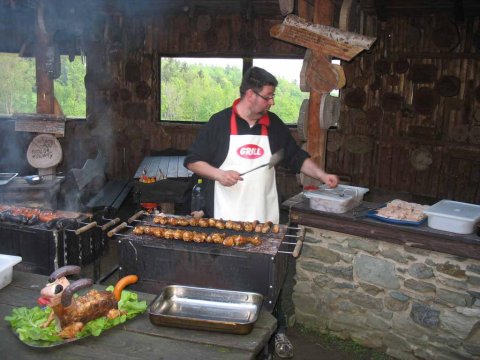 Szef przy grillu - Szałas Muflon - pokoje z widokiem na Karkonosze - jazda konna - domowa kuchnia
