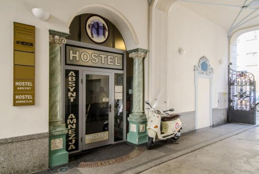 wejście do hostelu - Absynt Hostel