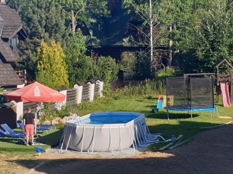 Ogród, basen, trampolina - Willa Anda - komfortowe pokoje z widokiem na Tatry | idealne dla rodzin