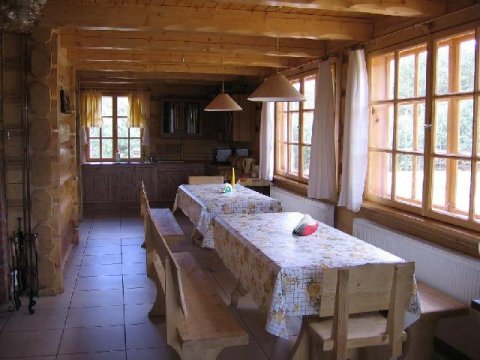 Jadalnia z kuchnią - Chata Na Skrzynce. Ekologiczny dom z drewnianych bali nad Jeziorem Powidzkim
