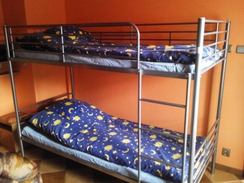 na tych łóżkach mogą spać osoby dorosłe - Pokoje IWA | 10 minut spacerem do morza 