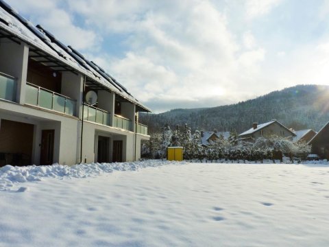Apartament z zewnątrz, widok na góry - Apartament z Liskiem. Taras z widokiem na góry