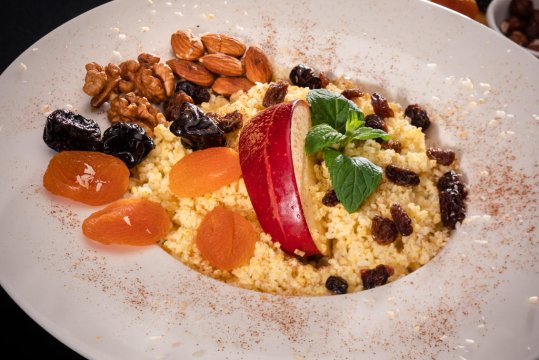 Restauracja - kasza jaglana z owocami  - Holistic 