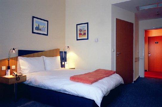 Express by Holiday Inn