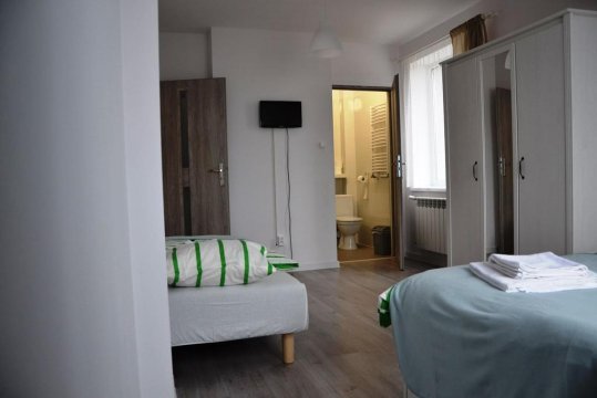 Pokój rodzinny - Przy przystani i jeziorze.Apartament i pokoje z łazienkami_jacuzzi_ognisko_nurki