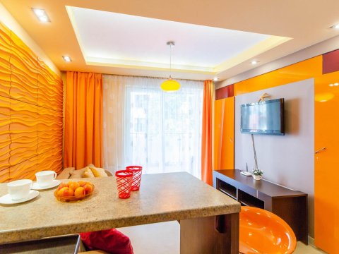 Aneks + salon - Apartament Pomarańczowy z balkonem. Osiedle Polanki z basenem. 300 m. do plaży 