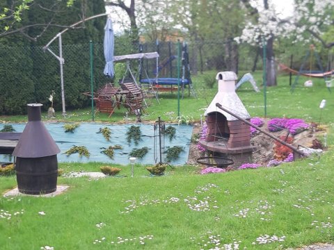 Wędzarnia i grill - Willa Świt. Pokoje w stylowym domu z drewnianych bali. Ogród, sauna. 