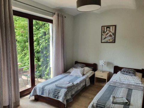 Pokoje z łazienkami i aneksami, duży ogród, grill, trampolina,plac zabaw, rowery