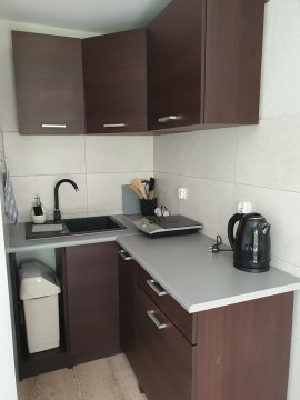 Pokoje z łazienkami i aneksami, duży ogród, grill, trampolina,plac zabaw, rowery