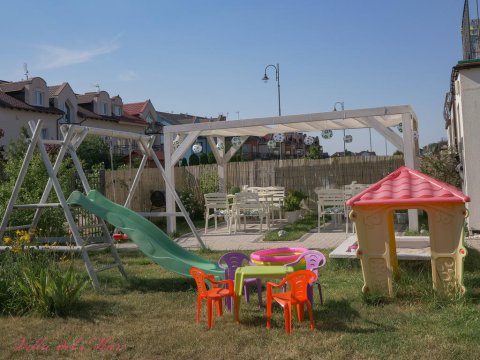Plac zabaw - Villa del Mar. Pokoje w willi z zielonym ogrodem, grillem i placem zabaw