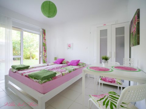 Pokój nr 2, parter - Villa del Mar. Pokoje w willi z zielonym ogrodem, grillem i placem zabaw
