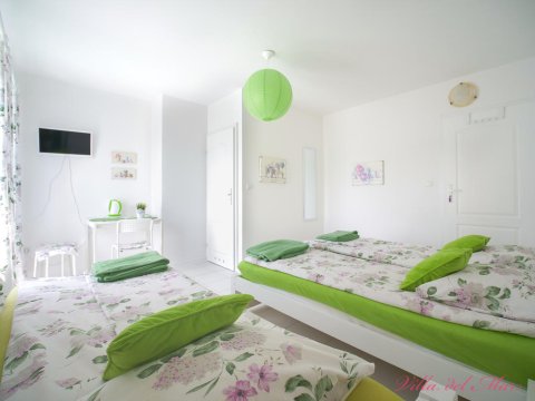 Pokój nr 5, piętro - Villa del Mar. Pokoje w willi z zielonym ogrodem, grillem i placem zabaw
