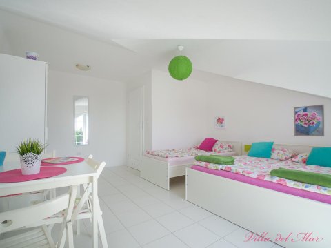 Pokój nr 8, 2 piętro - Villa del Mar. Pokoje w willi z zielonym ogrodem, grillem i placem zabaw