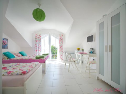 Pokój nr 8, 2 piętro - Villa del Mar. Pokoje w willi z zielonym ogrodem, grillem i placem zabaw