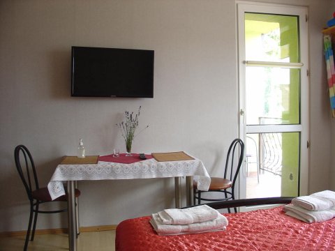 Pokój nr 3. - 2 os. z balkonem - Kwatery Olech Łeba | pokoje z łazienkamii | grill, altanka | rejsy wycieczkowe