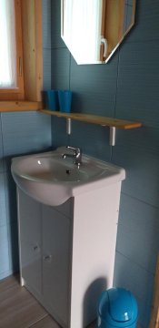 Umywalka z lustrem  -  Domki MakSyl - idealne dla rodzin, blisko morza