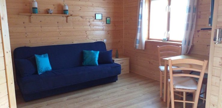 Salonik z kanapą do spania dla 2 osób -  Domki MakSyl - idealne dla rodzin, blisko morza