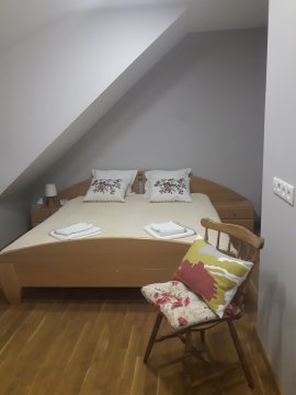 sypialnia1 u Cześka - Komfortowe domy wakacyjne z basenem sezonowym idealne dla rodzin 