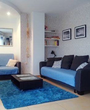 sofa dwuosobowa oraz fotel rozkładany do snu - Apartament Wyspa, 2 pokoje, garaż w cenie, Gardenia- centrum,150m od morza. 