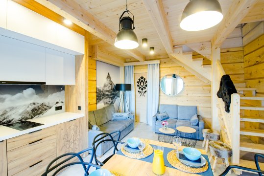Salon z aneksem kuchennym na parterze - Skansen Holiday - domki regionalne w sąsiedztwie jeziora