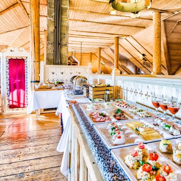 Bufet śniadaniowy w Karczmie Skansen Smaków - Skansen Holiday - domki regionalne w sąsiedztwie jeziora