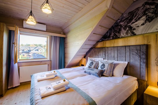 Sypialnia dwuosobowa na piętrze - Skansen Holiday - domki regionalne w sąsiedztwie jeziora