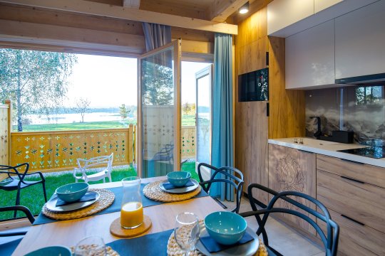 Salon z aneksem kuchennym na parterze - Skansen Holiday - domki regionalne w sąsiedztwie jeziora