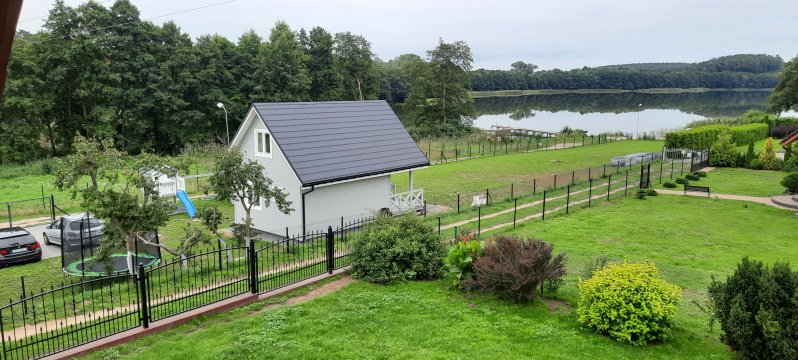 Szary domek nad jeziorem
