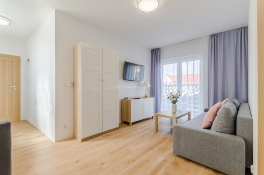 NR 7 -Apartament Delux z aneksem kuchennym, sypialnią, łazienką i balkonem - Villa Łeba - idealne miejsce dla rodzin w samym centrum Łeby