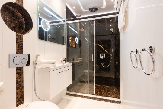 De Luxe Apartment & JACUZZI