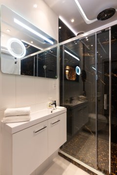 De Luxe Apartment & JACUZZI
