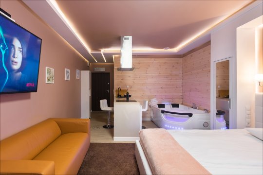 De Luxe Apartment & JACUZZI
